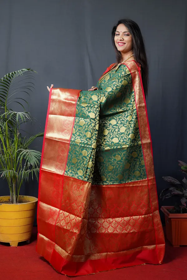 Green_Colour_Pure_Handloom_South_Kanchipuram_&_Pattu_Litchi_Silk_Saree_With_Rich_Pallu_And_Contrast_Unstiched_Blouse_Piece.